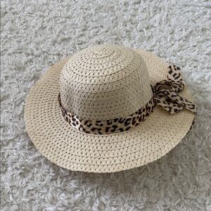 Beige Straw Hat with Leopard Print Ribbon